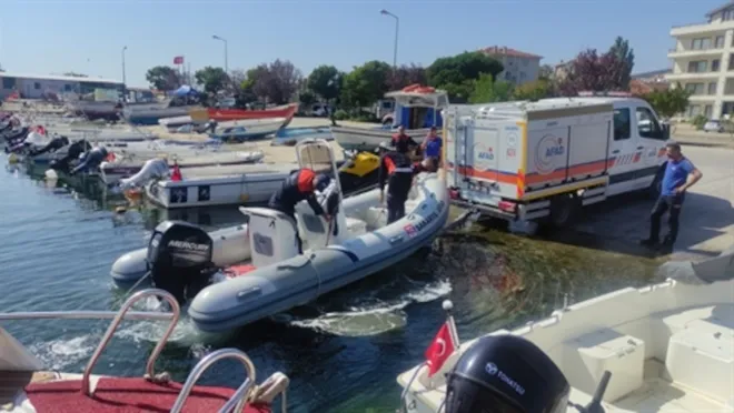 Yalova’nın Armutlu ilçesinde denizde kaybolan gençlerden biri yaşamını yitirdi, diğerinin bulunması için arama çalışmaları sürüyor.