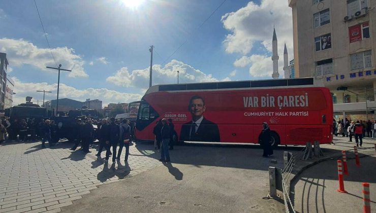 Esenyurt’ta CHP otobüsü polis tarafından engellendi: Polis ablukası oluştu.