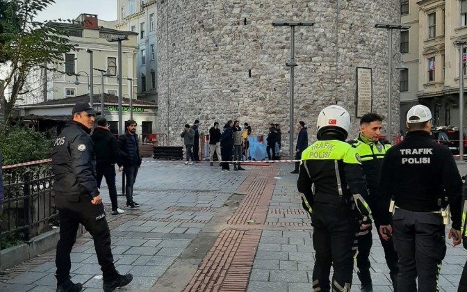 Galata Kulesi’nden atlayan yabancı uyruklu kişi hayatını kaybetti.