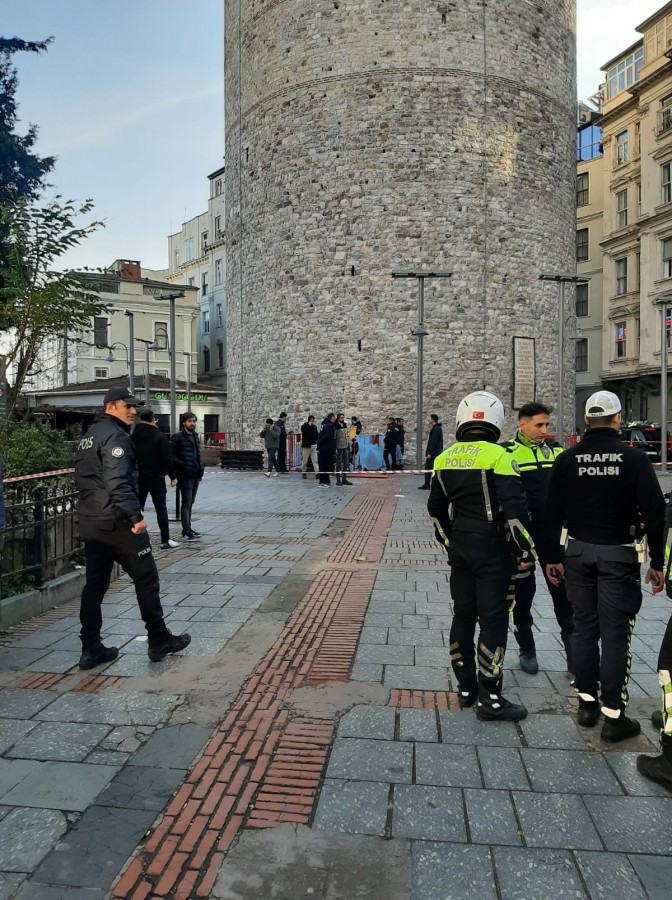 Galata Kulesi’nden atlayan yabancı uyruklu kişi hayatını kaybetti.