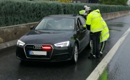 Yalova’da Çakarlı Araç ve Polis Telsizi ile Trafiği Tehlikeye Atan Gençlere Ceza