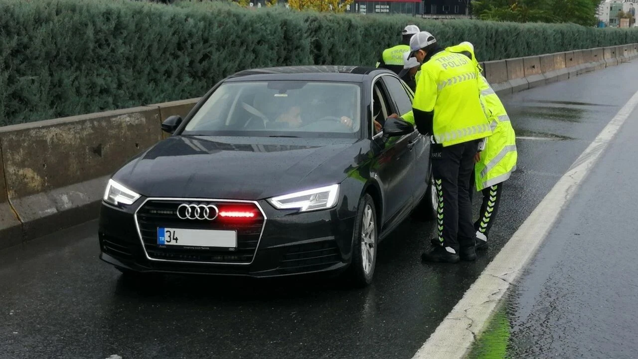 Yalova’da Çakarlı Araç ve Polis Telsizi ile Trafiği Tehlikeye Atan Gençlere Ceza