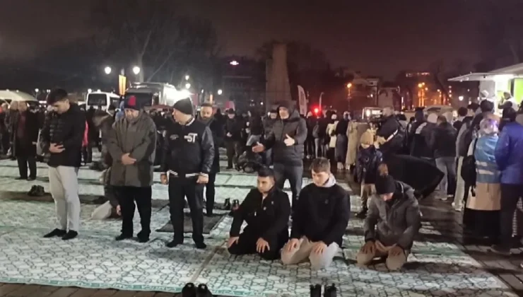 Galata Köprüsü’nde Yılbaşı Kutlamaları İçin Büyük Kalabalık Toplandı