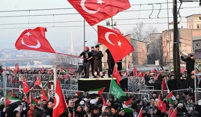 Galata Köprüsü’nde “Gazze İçin Adalet Yürüyüşü” Başladı