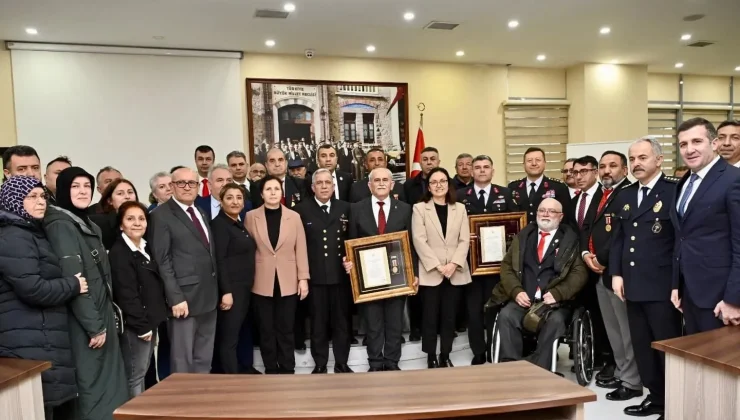Yalova’da Şehit Ailelerine Plaket Takdim Edildi, Gazilere Onur Belgesi Verildi