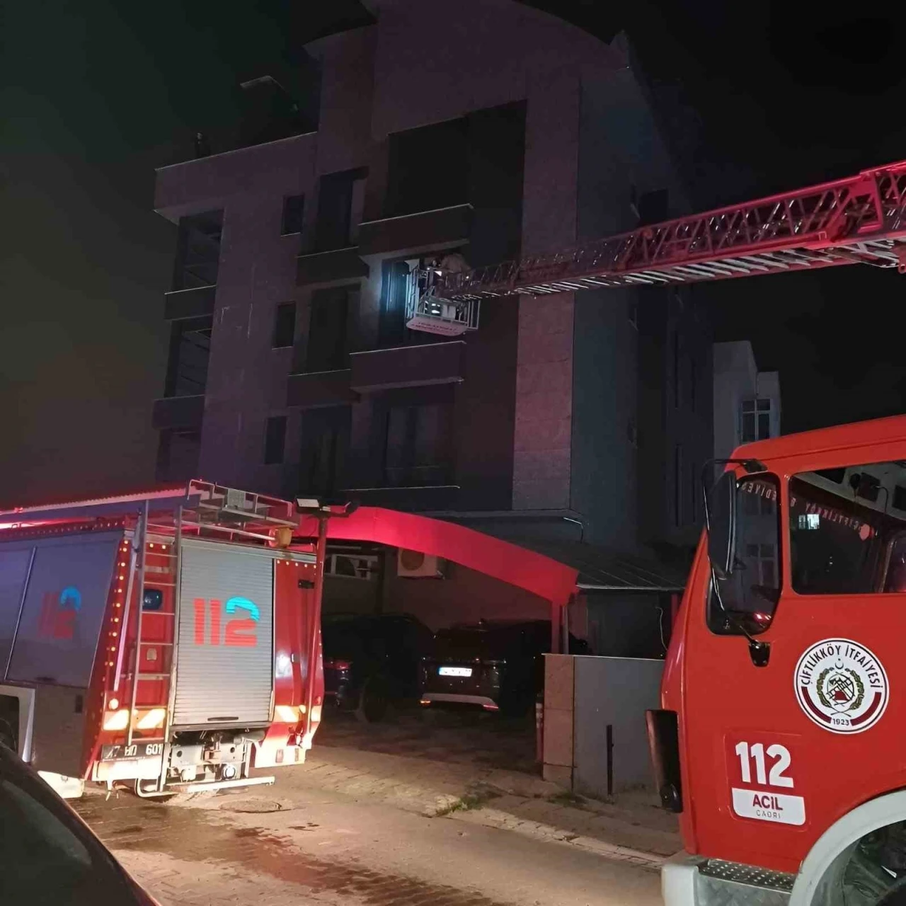 Yalova’da Binada Çıkan Yangında Mahsur Kalan 7 Kişi Kurtarıldı